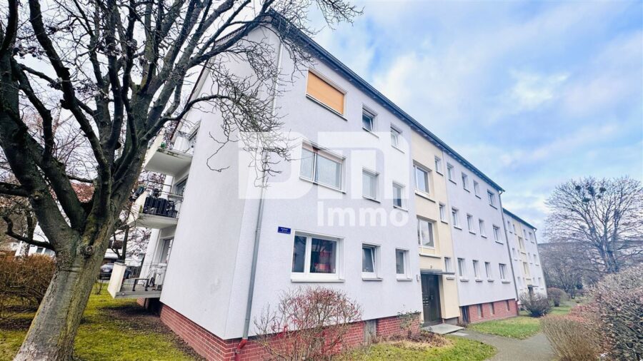 (R)eserviert!Etagenwohnung mit Balkon, Kellerraum und Garage - Frontansicht Titel